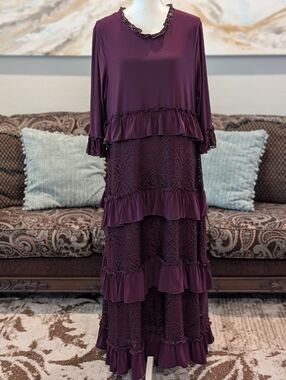 Women's Ruffled Tiered Lace Maxi Dress - Plum